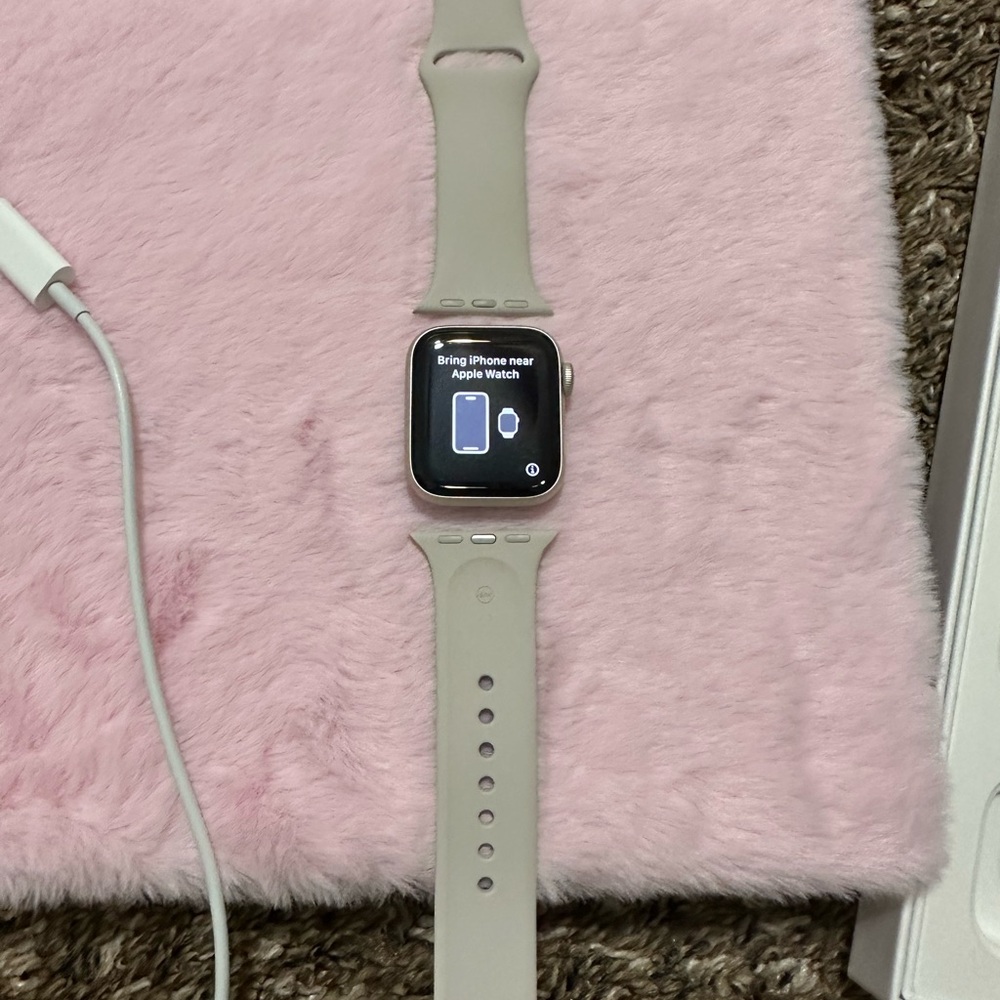Apple Watch SE with Starlight sport band